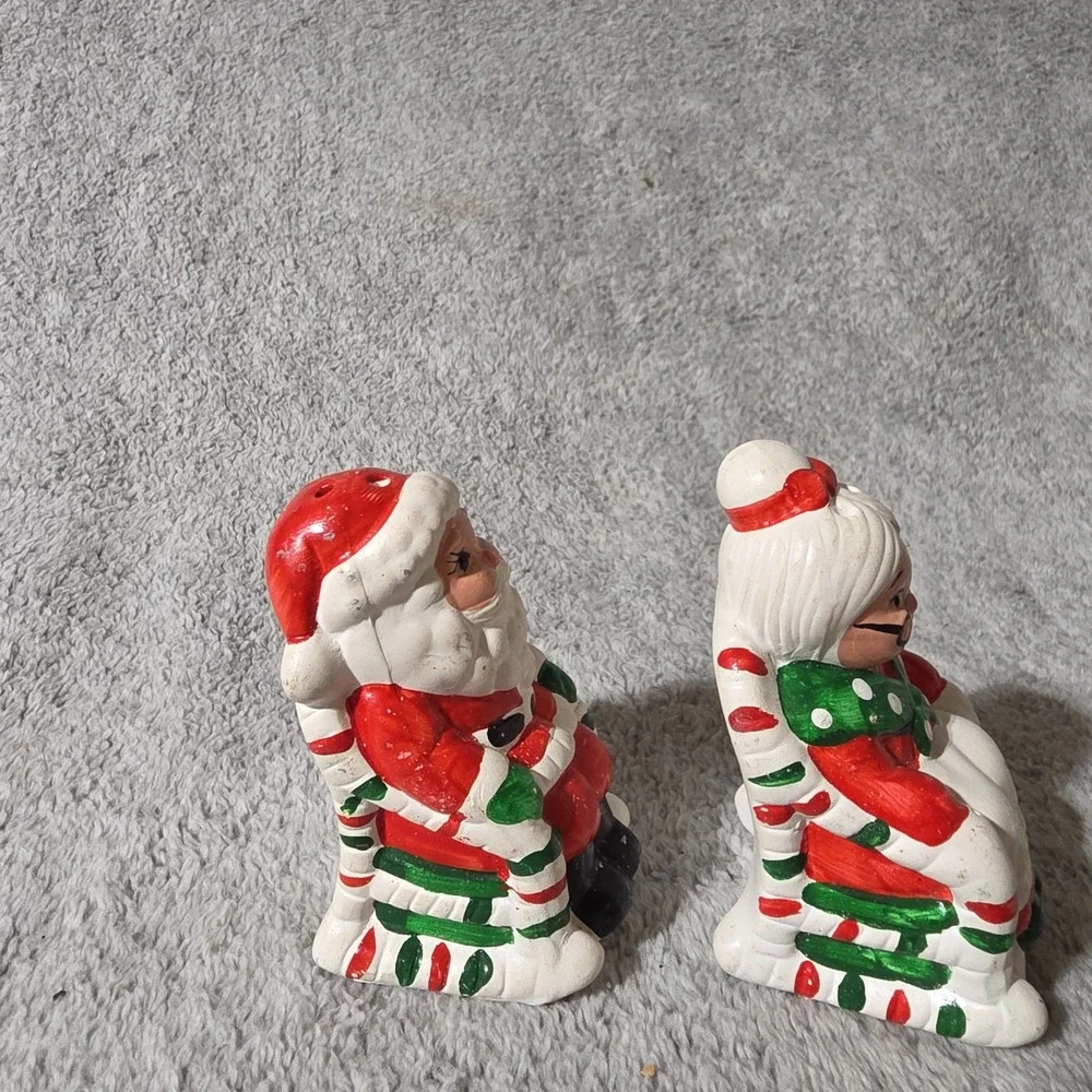 Vtg Santa & Mrs. Claus Ceramic Christmas Salt & Pepper Shakers '60s-style Taiwan